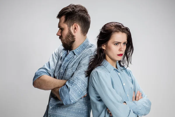 Det unga paret med olika känslor under konflikt — Stockfoto