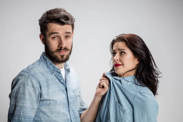 La joven pareja con diferentes emociones durante el conflicto —  Fotos de Stock