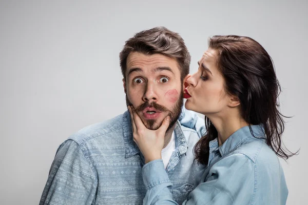 Portrait de couple heureux sur fond gris — Photo