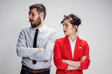 Üzücü iş erkek ve kadın gri bir arka plan üzerinde çakışan