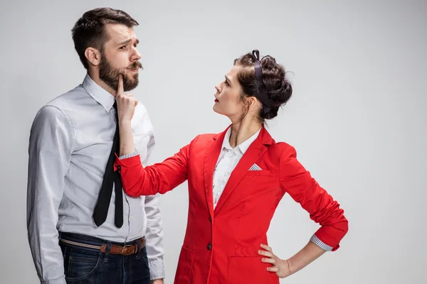 Den verksamhet man och kvinna kommunicera på en grå bakgrund — Stockfoto