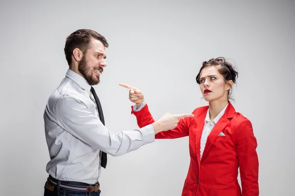 L'uomo e la donna d'affari in conflitto su uno sfondo grigio — Foto Stock