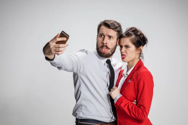Två kollegor vänner att ta selfie med telefon kamera — Stockfoto