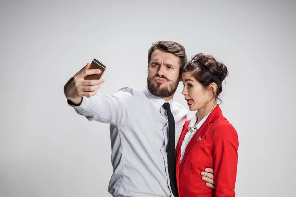 Deux collègues amis prenant selfie avec caméra téléphonique — Photo