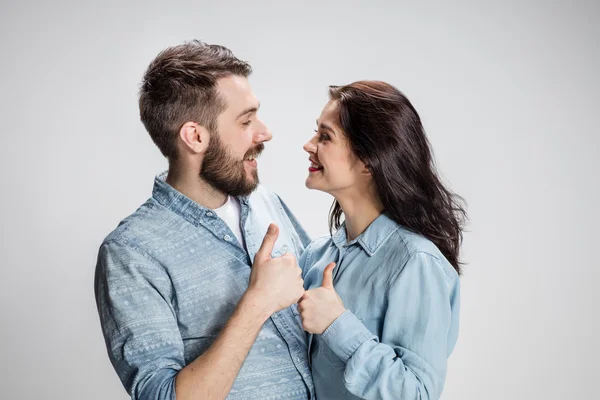 Dois jovens sorrindo pessoas com gesto de polegar para cima — Fotografia de Stock