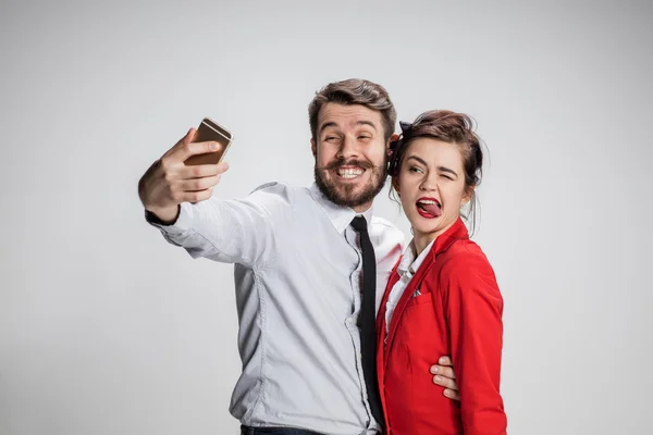 두 동료 친구 전화 카메라와 함께 selfie를 복용 — 스톡 사진