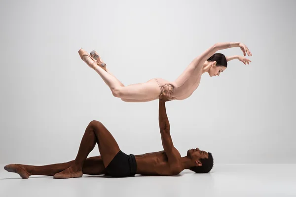 灰色の背景の上ポーズ バレエ ダンサーのカップル — ストック写真