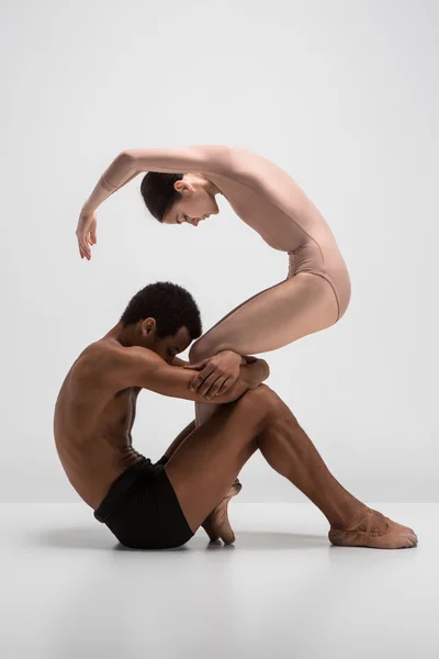 Pareja de bailarines de ballet posando sobre fondo gris — Foto de Stock