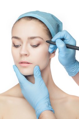 Plastik Cerrahi operasyon öncesi güzel bir genç kadın.