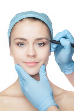 Plastik Cerrahi operasyon öncesi güzel bir genç kadın.