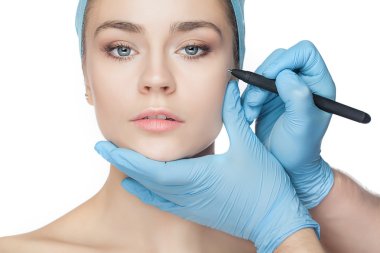 Plastik Cerrahi operasyon öncesi güzel bir genç kadın.