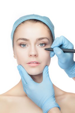 Plastik Cerrahi operasyon öncesi güzel bir genç kadın.