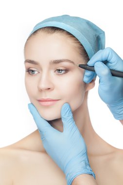 Plastik Cerrahi operasyon öncesi güzel bir genç kadın.