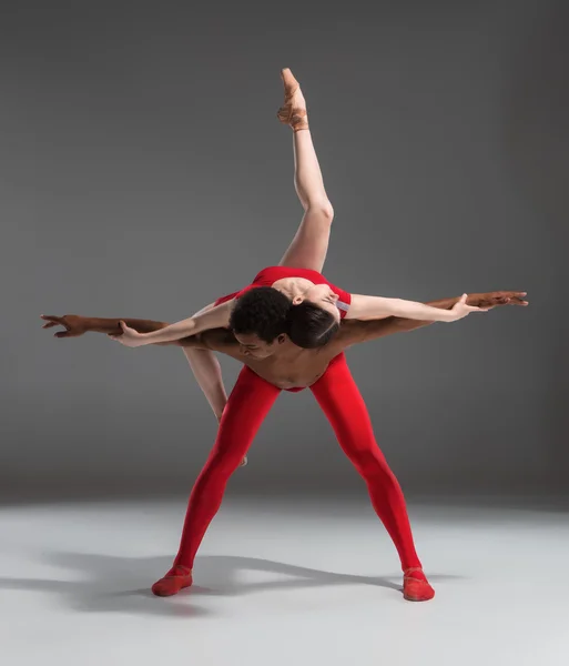 Ein paar Balletttänzer posieren vor grauem Hintergrund — Stockfoto