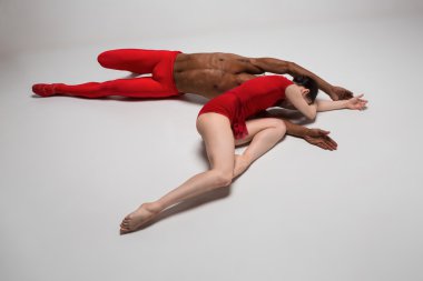 Bale dansçıları gri arka plan üzerinde poz birkaç