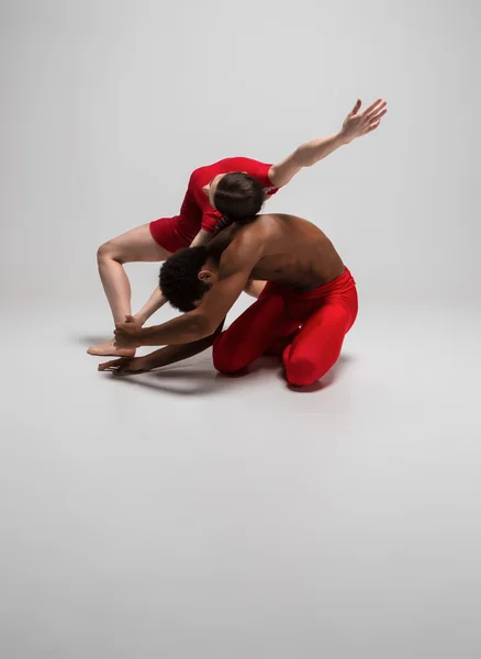 Pareja de bailarines de ballet posando sobre fondo gris —  Fotos de Stock