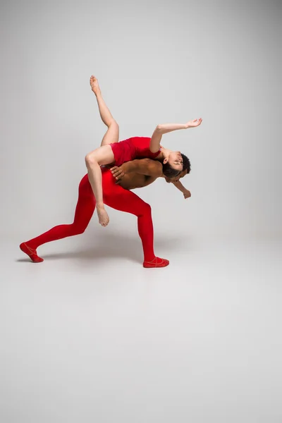 Pareja de bailarines de ballet posando sobre fondo gris — Foto de Stock