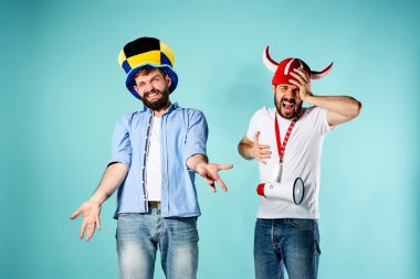 İki futbol taraftarları ile ağızlık mavi üzerinde