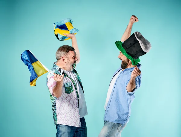 Os dois fãs de futebol com uma bandeira da Ucrânia sobre azul — Fotografia de Stock