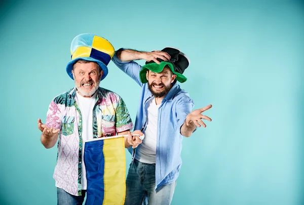 Os dois fãs de futebol com uma bandeira da Ucrânia sobre azul — Fotografia de Stock