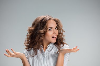 Mutlu duygularla genç kadının portresi