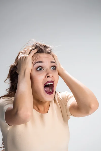 Portrait de jeune femme à l'expression faciale choquée — Photo