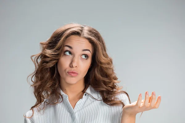 La felice donna premurosa su sfondo grigio — Foto Stock