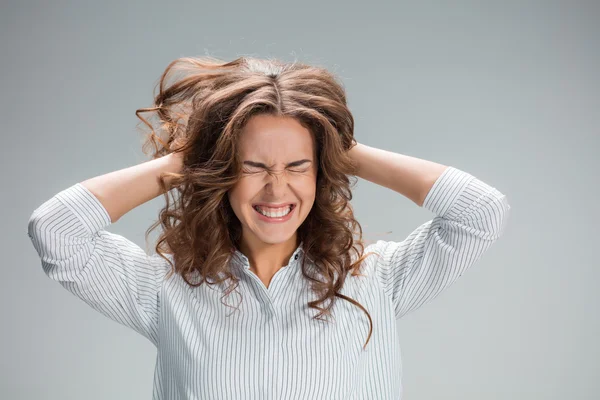 Il ritratto delle giovani donne con emozioni dolorose — Foto Stock