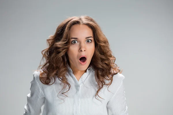 Portrait de jeune femme à l'expression faciale choquée — Photo