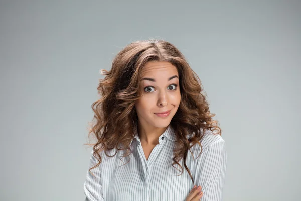 Retrato de mulher jovem com expressão facial chocada — Fotografia de Stock