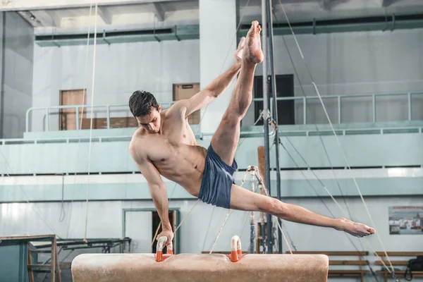 El deportista durante el ejercicio difícil, la gimnasia deportiva —  Fotos de Stock