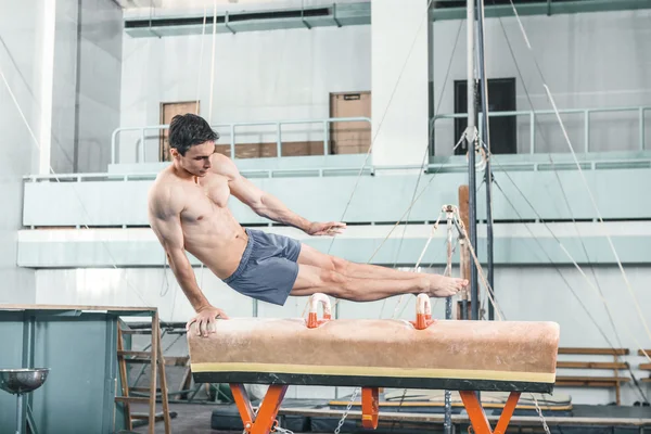 El deportista durante el ejercicio difícil, la gimnasia deportiva —  Fotos de Stock