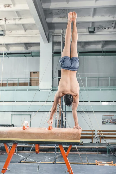 Sportsman under svår övning, sport gymnastik — Stockfoto