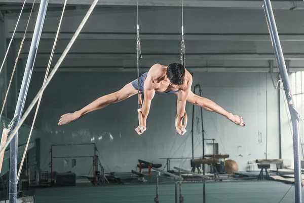 Gymnast på stationära ringar — Stockfoto