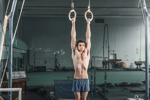 Gimnasta en Anillos Estacionarios —  Fotos de Stock