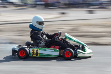 Karting - Kart pistinde kask takan sürücü