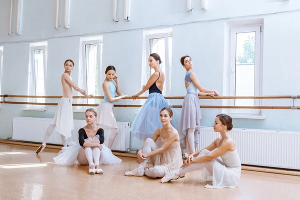 De sju ballerina på balett bar — Stockfoto