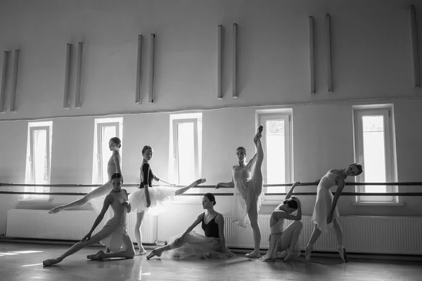 Las siete bailarinas en el bar de ballet — Foto de Stock