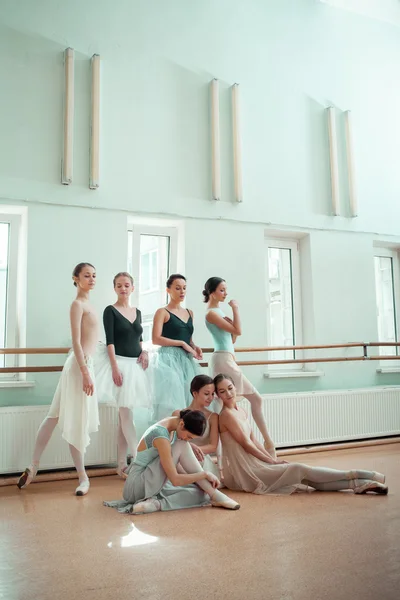 七个芭蕾舞演员在芭蕾把杆 — 图库照片