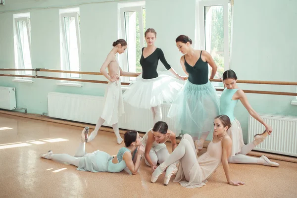 As sete bailarinas na barra de ballet — Fotografia de Stock