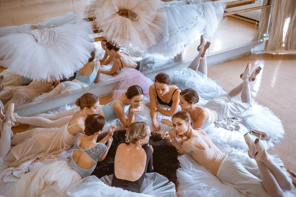 As sete bailarinas contra ballet bar — Fotografia de Stock