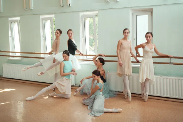 Семь балерин в балетном баре — стоковое фото