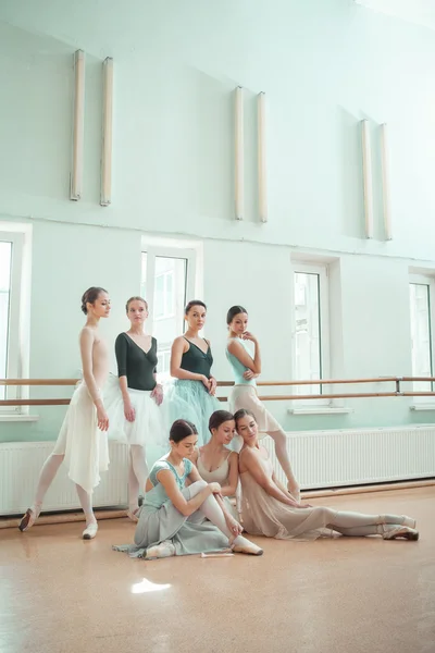Sedm baleríny na balet baru — Stock fotografie