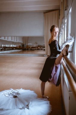 Oda arka planı poz genç modern bale dansçısı