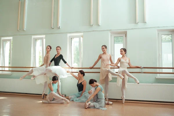 Las siete bailarinas en el bar de ballet —  Fotos de Stock