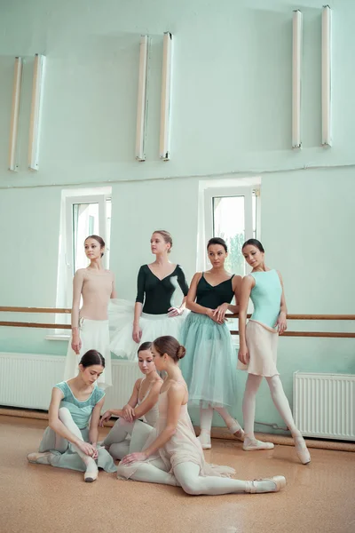 Le sette ballerine al bar del balletto — Foto Stock