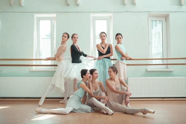 Las siete bailarinas en el bar de ballet — Foto de Stock