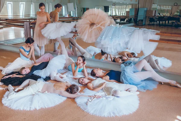 Семь балерин против балета — стоковое фото