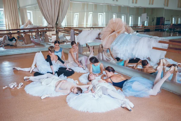 Las siete bailarinas contra la barra de ballet — Foto de Stock