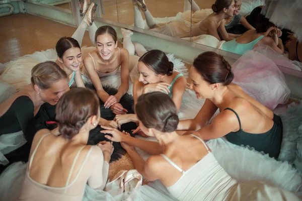 Las siete bailarinas contra la barra de ballet — Foto de Stock